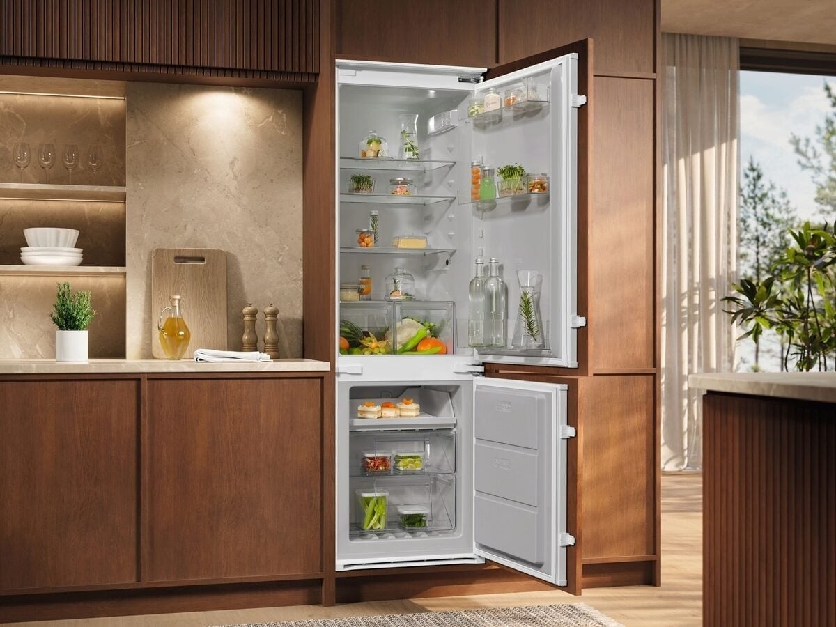 Built-in fridge with freezer Electrolux ENA7NE18S