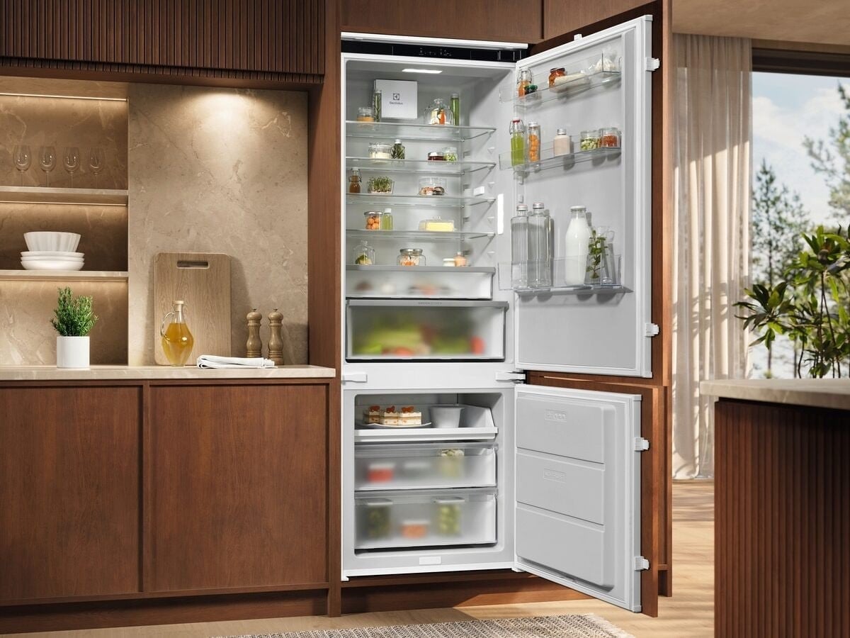 Built‑in fridge with freezer Electrolux ENG8TD75S
