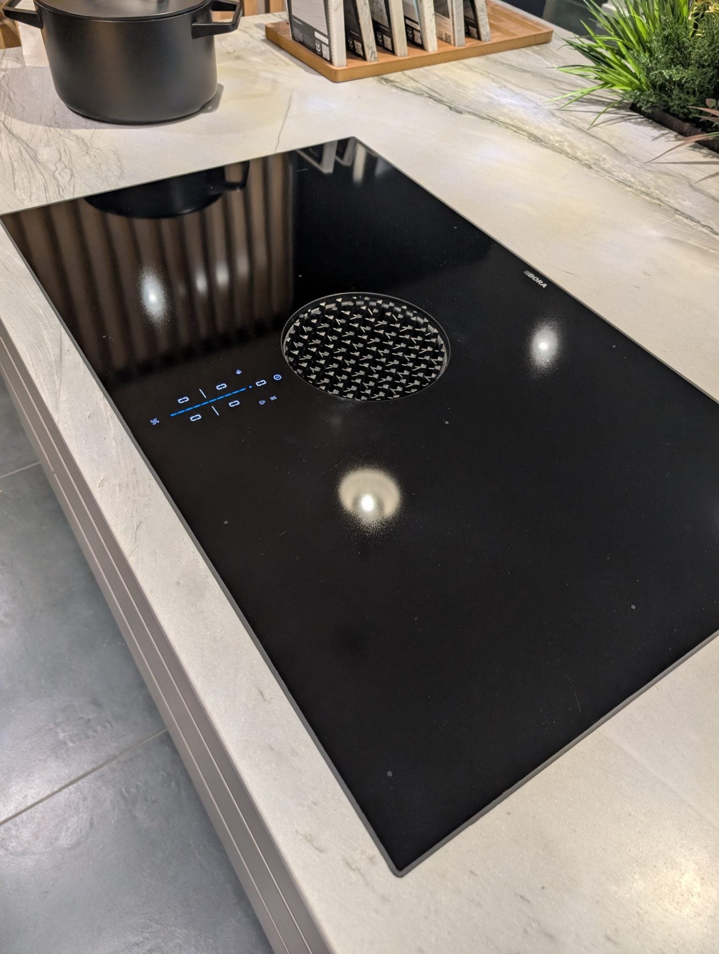 Indukční varná deska s odsáváním BORA X Pure 2 lesklá- recirkulace – výprodej, studio Hradec Králové