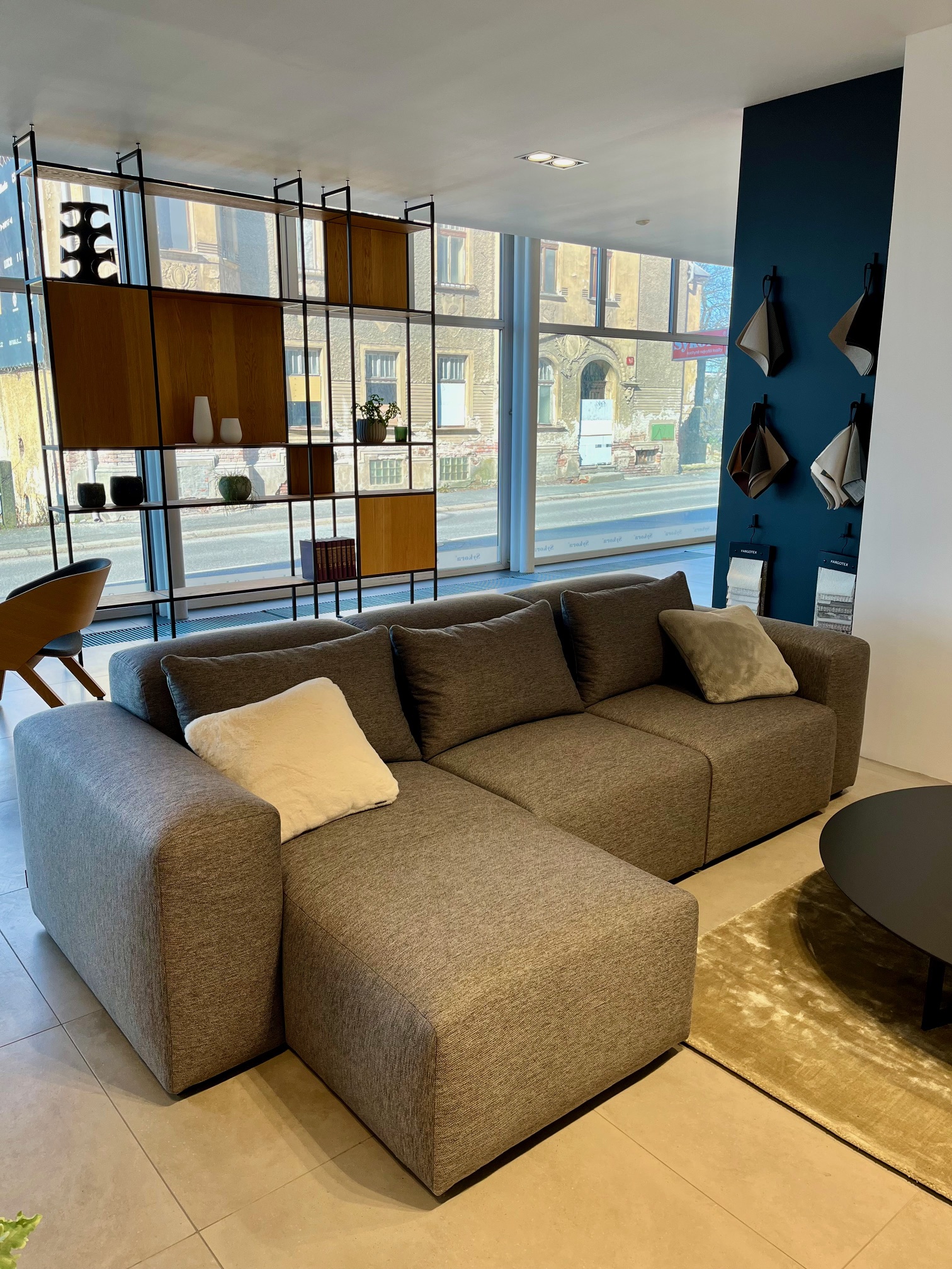Sedačka Sykora Sofa FORM Design graphite – výprodej, studio Liberec