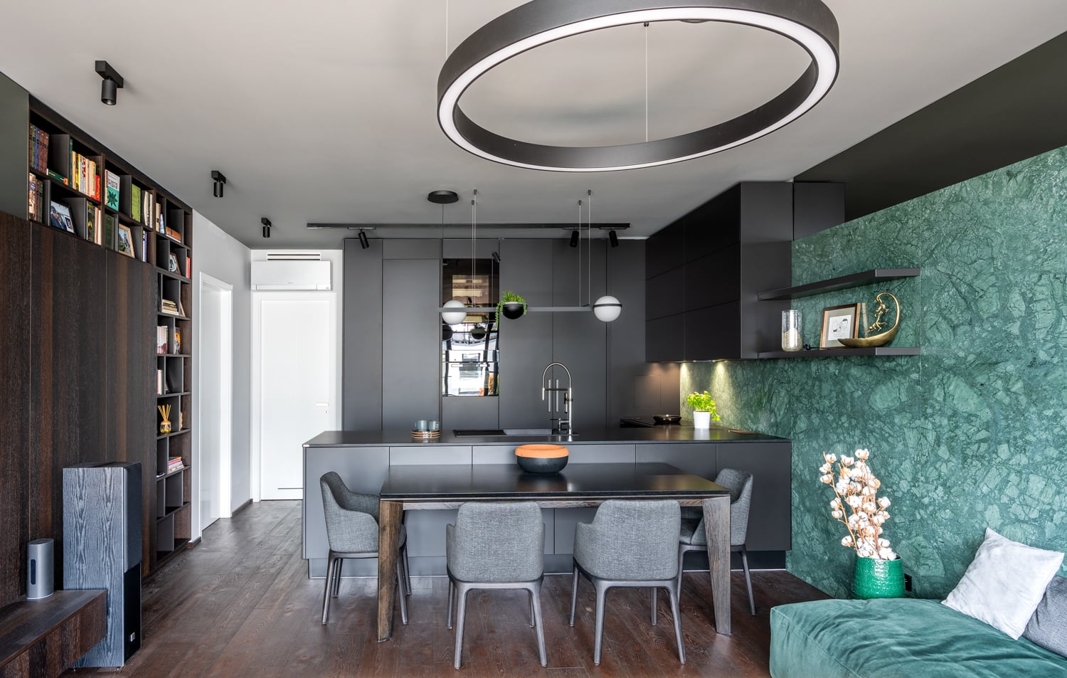 Silestone Doradus a přírodní žula Verde Guatemala