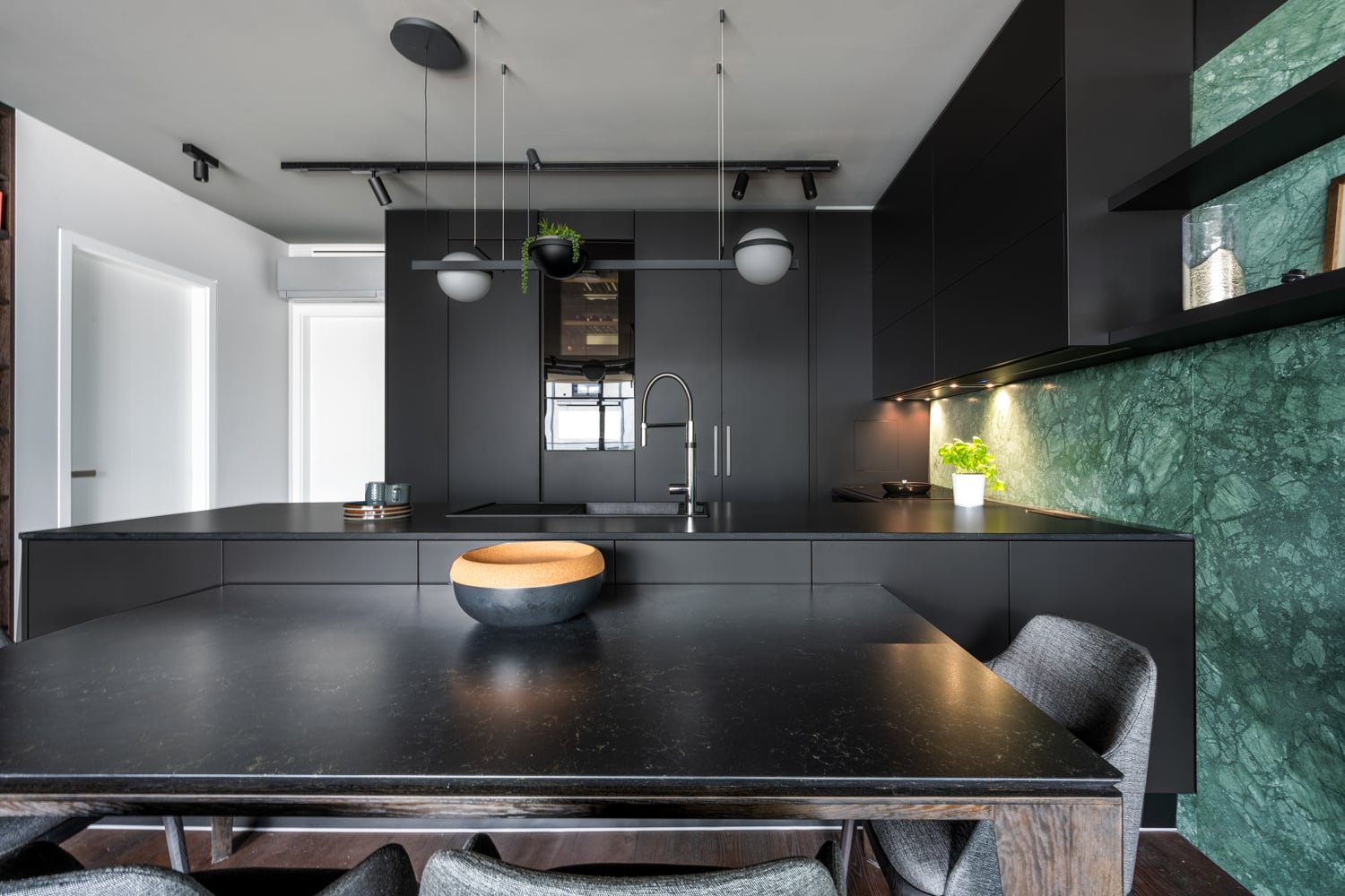 Realizace kuchyně Sykora Exclusive Black Graphite a Dub kouřový v luxusním bytě na Vinohradech