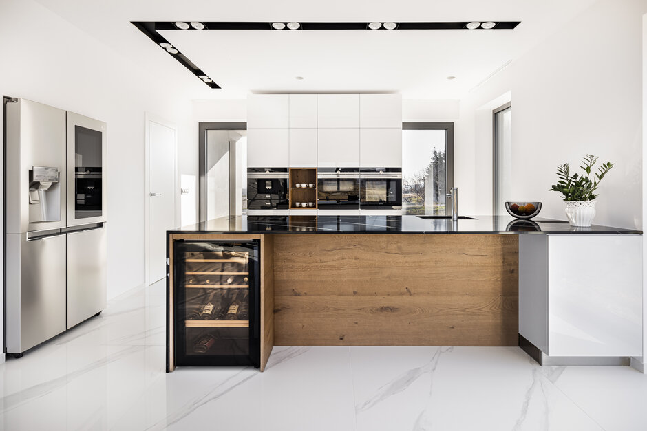 White Gloss Warnish | Antique dark Oak